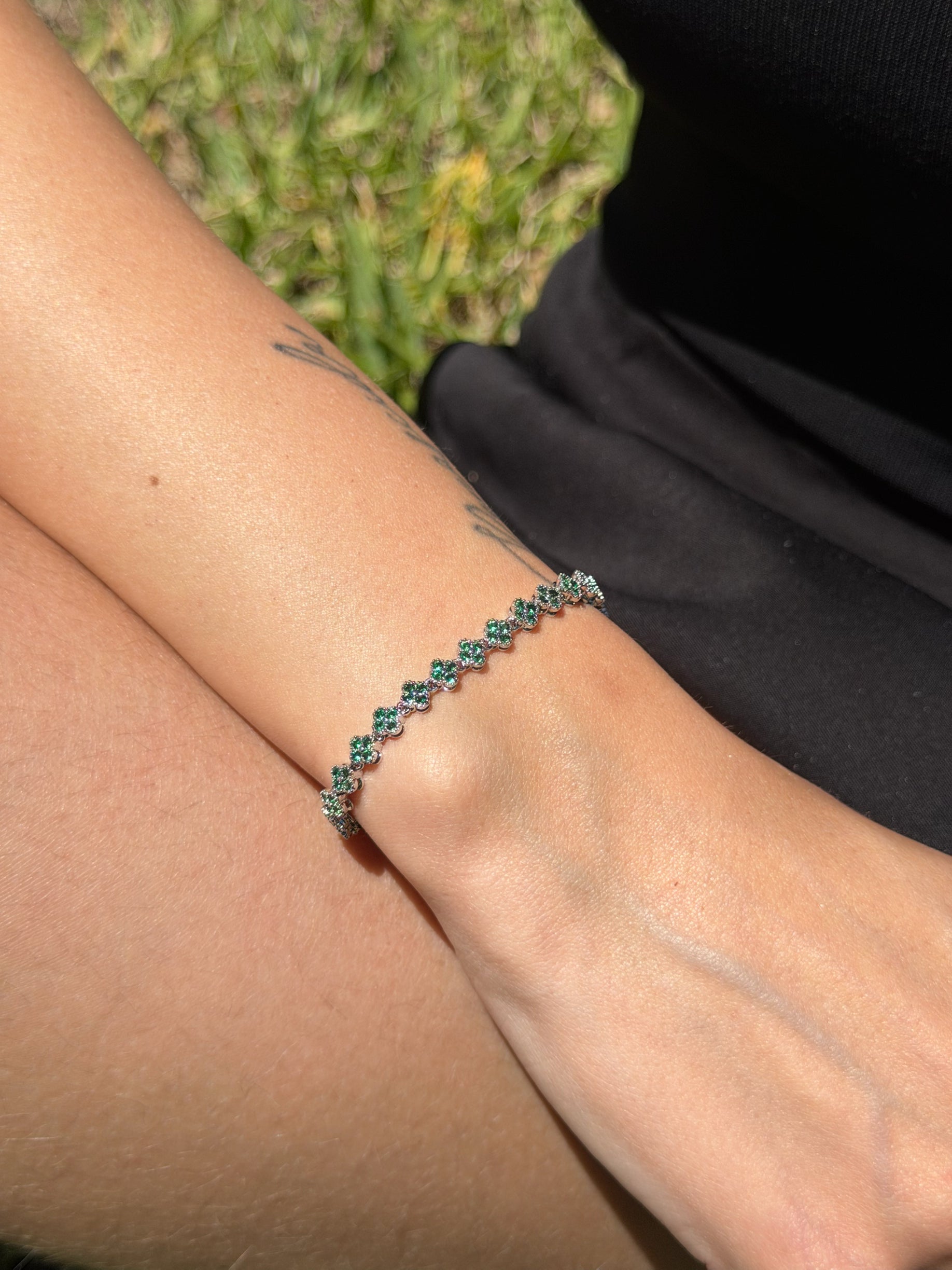 Flower bracelet in fashion jewelry